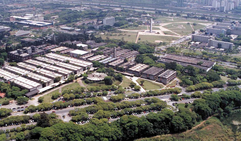 Segundo estudo divulgado pelo Center of World University Rankings (CWUR), da Arábia Saudita, Universidade de São Paulo (USP) é a brasileira mais bem colocada, na 131ª posição, seguida por Universidade Federal do Rio de Janeiro (UFRJ), em 329ª e Unicamp, em 437ª. A Universidade de Brasília (UnB) ficou na posição 894º no ranking geral e em 10º lugar entre as instituições brasileiras