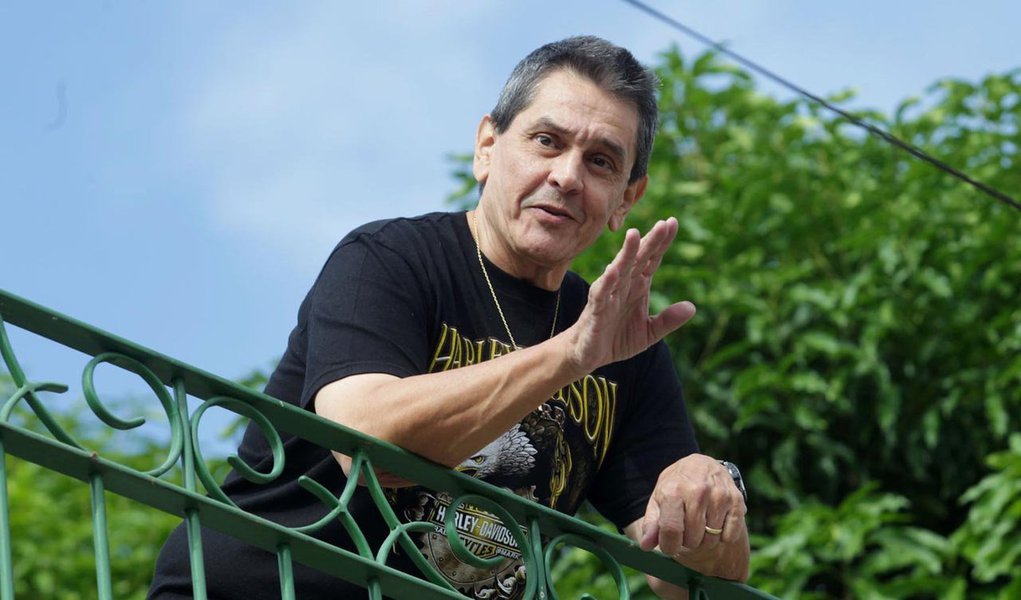 Preso no Instituto Penal Cel. PM Francisco Spargoli Rocha, em Niterói, Roberto Jefferson foi alimentado com uma "dieta alternativa feita por nutricionistas" do presídio, segundo a Secretaria de Administração Penitenciária; ele havia pedido alimentos sem gordura, por conta das cirurgias que já foi submetido; ao contrário de outros condenados na AP 470, ex-deputado está sozinho na cela e não precisou viajar a Brasília para começar a cumprir pena