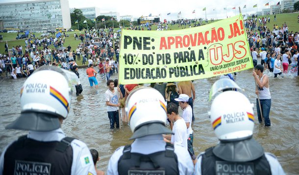 Cerca de 2 mil estudantes fizeram manifestação na Esplanada dos Ministérios que terminou em frente ao gramado do Congresso; o movimento estudantil quer pressionar os deputados pela aprovação imediata do Plano Nacional de Educação (PNE), que tramita na Câmara, e a destinação de 10% do PIB para a educação