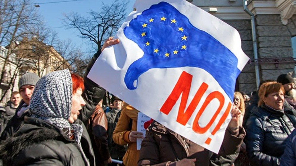 Grande manifestação ocorreu neste domingo (30) na cidade ucraniana de Járkov, em favor da autonomia da Ucrânia; país vive momentos de tensão em decorrência da possibilidade de uma invasão russa