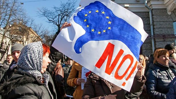 Grande manifestação ocorreu neste domingo (30) na cidade ucraniana de Járkov, em favor da autonomia da Ucrânia; país vive momentos de tensão em decorrência da possibilidade de uma invasão russa