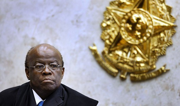 Acompanhado de seguranças, presidente do Supremo Tribunal Federal, Joaquim Barbosa, foi 'escoltado' até o carro por gritos de "Dirceu guerreiro do povo brasileiro!" e "Abaixo à ditadura do judiciário"; frequentadores do estabelecimento também cobraram julgamento do mensalão mineiro e explicações sobre apartamento em Miami; assista