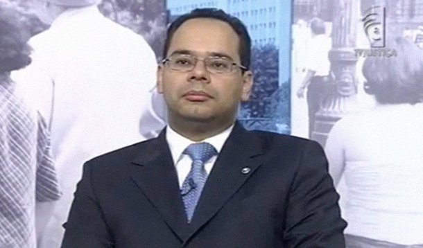 Juiz da Vara de Execuções Penais de Brasília Bruno Ribeiro, responsável pelos presos do processo da Ação Penal 470, foi removido de seu posto e enviado, pela direção do Tribunal de Justiça do Distrito Federal para um juizado de pequenas causas; ele assume a nova função no dia 2 de abril; Ribeiro é investigado pelo TJDF a pedido do governador Agnelo Queiroz que afirmou que o juiz não apresentou fatos concretos sobre supostas regalias concedidas aos condenados da AP 470
 
 