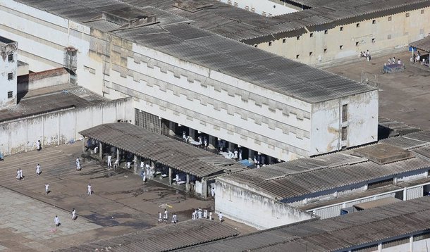 Afonso Emílio Alvares Dourado pediu exoneração do cargo alegando razões pessoais, segundo a Secretaria de Comunicação do Distrito Federal; três condenados na Ação Penal 470 cumprem pena na Papuda: o ex-tesoureiro do PT Delúbio Soares, o ex-tesoureiro do PL Jacinto Lamas e o ex-deputado do PR do Rio de Janeiro, Carlos Rodrigues