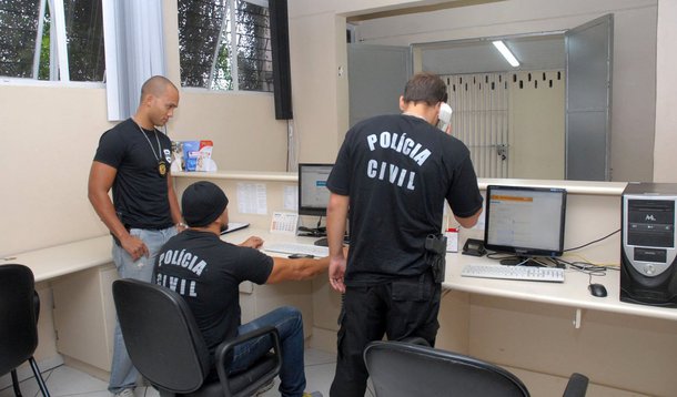 Parte dos policiais civis paralisaram parcialmente suas atividades por 24 hora; a categoria exige do governo estadual aumento salarial, a transferência para presídios dos detentos que cumprem pena em delegacias, progressão funcional, concessão de promoções e a imediata contratação de 500 candidatos já aprovados em concurso público