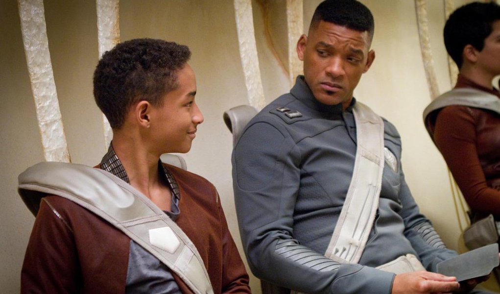 "Depois da Terra" e a comédia "Movie 43" foram os destaque do Framboesa de Ouro, cerimônia que premia os piores filmes e performances de Hollywood do ano; o curta estrelado por Will Smith e seu filho adolescente Jaden, recebeu três das estatuetas pintadas com spray dourado: Jaden Smith para pior ator, Will Smith para pior ator coadjuvante e pior combinação na tela para a dupla de estrelas