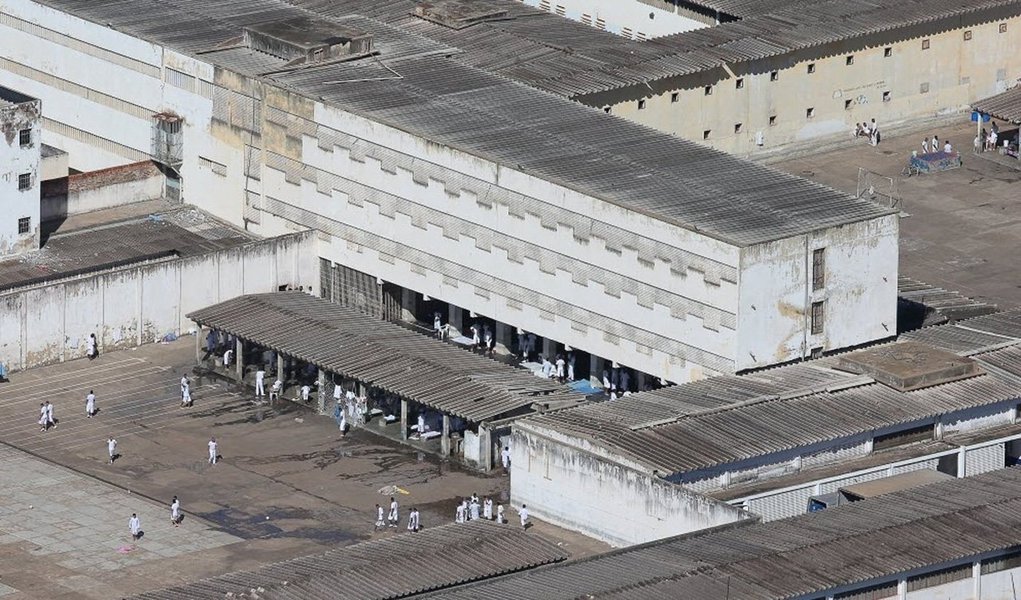 Afonso Emílio Alvares Dourado pediu exoneração do cargo alegando razões pessoais, segundo a Secretaria de Comunicação do Distrito Federal; três condenados na Ação Penal 470 cumprem pena na Papuda: o ex-tesoureiro do PT Delúbio Soares, o ex-tesoureiro do PL Jacinto Lamas e o ex-deputado do PR do Rio de Janeiro, Carlos Rodrigues