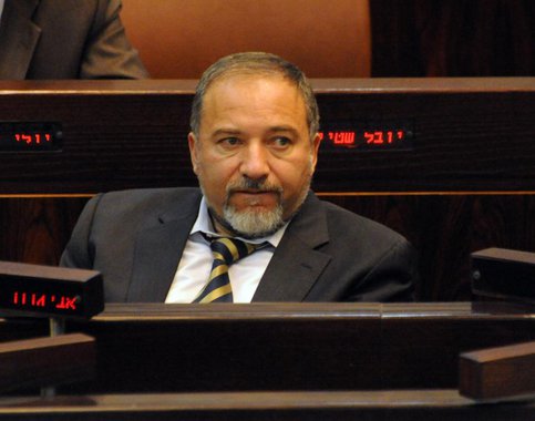 Diplomatas de Israel lançaram uma inédita greve neste domingo, forçando o completo fechamento de embaixadas ao redor do mundo em meio a disputas sobre os pagamentos; o ministro das Relações Exteriores de Israel, Avigdor Lieberman, chamou a greve de "irresponsável"