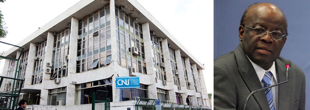 Problema é a troca de sede do Conselho Nacional de Justiça, que, mesmo tendo sido criado em 2005, ainda não possui prédio fixo; presidente do órgão, ministro Joaquim Barbosa decidiu pela mudança das instalações para edifícios na Asa Norte de Brasília, o que irritou conselheiros e servidores; são dois os problemas principais: o Conselho seria desmembrado e um dos prédios tem equipamentos que oferecem risco de contaminação radioativa; funcionários falam em um CNJ "repartido e fragmentado", insalubridade e "insatisfação geral" com a mudança ordenada por Barbosa, que não dá sinais de que irá ceder às pressões