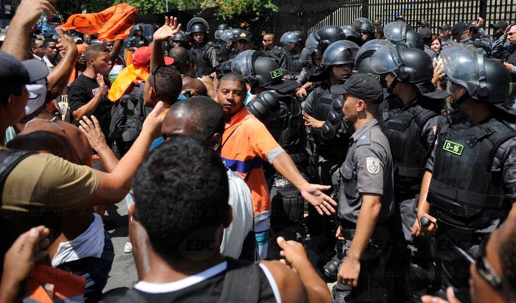 Mais de 100 policiais militares e do Batalhão de Choque acompanharam o protesto com cerca de dez viaturas; além do reajuste do salário, que hoje é R$ 803, a categoria também pede aumento no valor do tíquete-alimentação diário de R$ 12 para R$ 20, pagamento de horas-extras para quem trabalhar nos domingos e feriados, como previsto em lei e melhores condições de trabalho; os garis não reconhecem o Sindicato dos Empregados de Empresas de Asseio e Conservação do Município do Rio de Janeiro como negociador; mais cedo, os garis se concentraram na Central do Brasil, onde em assembleia optaram pela continuação da greve