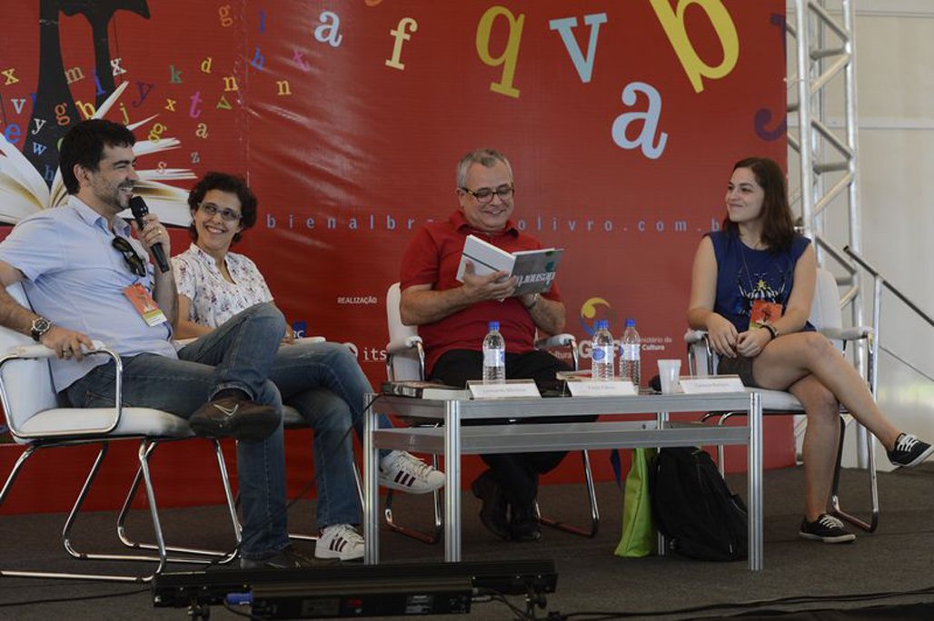 “Não tem outro caminho a não ser escrever muito, copiar muito. Eu tenho muita coisa escrita, muitas coisas copiadas de outros autores. Mas chega uma hora que você tem uma ideia sua que tem que sair. Ela fica maturando, maturando até que você coloca no papel”, disse Leonardo Alckmin, que participou da terceira mesa de novos ficcionistas brasileiros