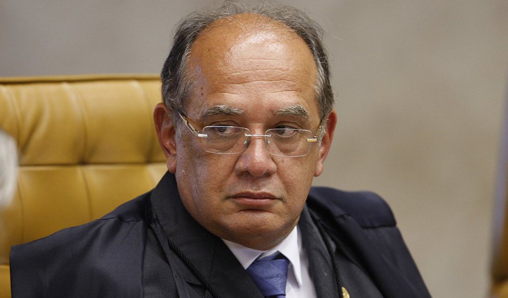 Blogueiro Eduardo Guimarães detalha as ações contra o ministro Gilmar Mendes por ter afirmado, publicamente, que os cidadãos que fizeram doações em dinheiro aos petistas José Genoino, José Dirceu, Delúbio Soares e João Paulo Cunha para fazerem frente às multas que lhes foram impostas pela Ação Penal 470, seriam suspeitos de "lavagem de dinheiro"