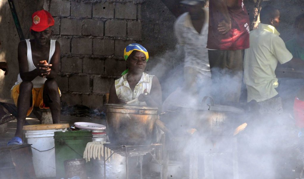 Cálculo é feito entre os anos de 1990 e 2013; percentual de pessoas com fome caiu de 14,7% em 1990-1991 para 7,9% em 2011-2013, segundo dados da ONU, graças à implementação de políticas públicas como programas de transferências de renda e ações voltadas à agricultura familiar e ao trabalho decente