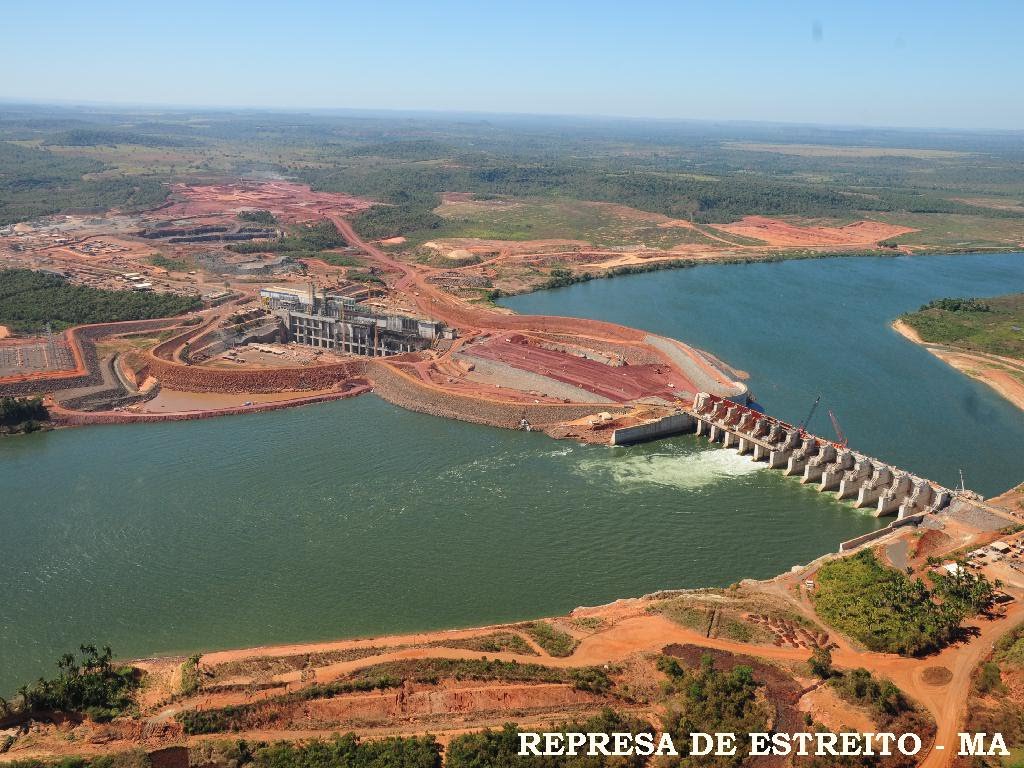  Há quatro anos, o Maranhão produzia apenas um pouco mais da metade do que necessitava de energia elétrica para suprir as necessidades dos consumos industrial, comercial e doméstico. Hoje, essa produção já excede a demanda estadual em 180% e logo no primeiro trimestre de 2014 o salto será para uma produção excedente de mais de 250%; um dos motivos foi a entrada em operação da hidrelétrica de Estreito