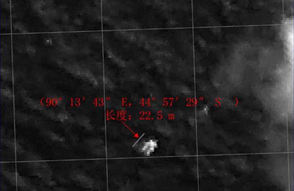 A China informou neste sábado que tinha uma nova imagem de satélite do que poderiam ser destroços do avião desaparecido da Malaysian Airlines, enquanto mais aviões e navios seguiam para ajudar numa operação internacional de busca; a mais recente pista surge enquanto a busca pelo vôo MH370 da Malaysian Airlines entra na sua terceira semana, com ainda nenhum vestígio encontrado e confirmado como sendo do Boeing 777 ou das 239 pessoas a bordo