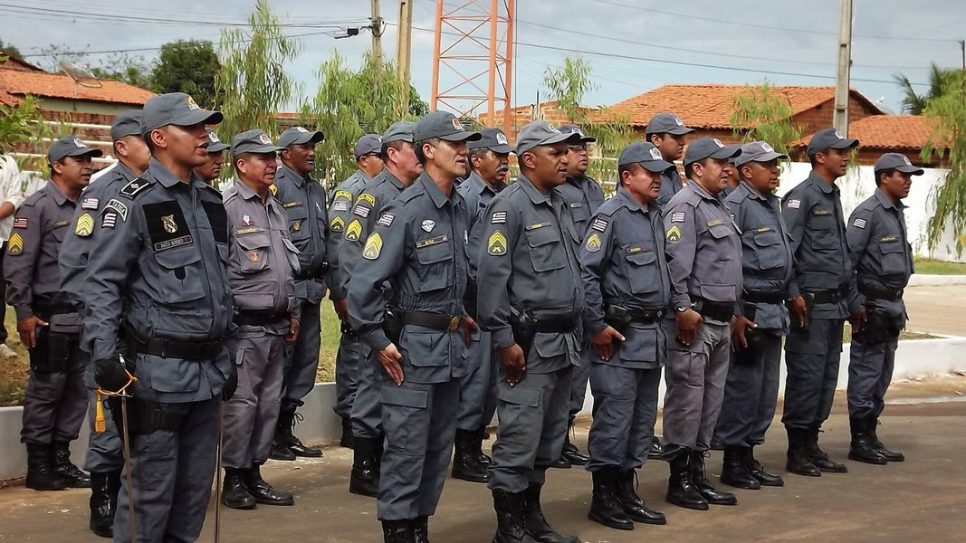 O Comando Geral da Polícia Militar garantiu que a população maranhense não será prejudicada pelo movimento iniciado por um pequeno grupo de militares na noite de quarta-feira (dia 26); o subcomandante da PMMA, coronel João Nepomuceno, disse que a maior parte do efetivo continua trabalhando normalmente; segundo o militar a mobilização é ilegítima e tem caráter político. 