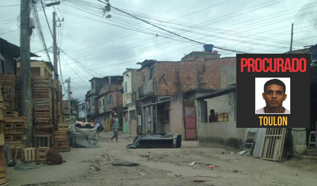 Josiel Gomes de Souza, o Toulon, foi alvejado pela Polícia Militar durante troca de tiros no final da noite de sábado (25); o traficante e dois comparsas – um dos quais também morreu – estavam em um Astra que furou uma blitz da corporação e acabou batendo num poste após perseguição; ele tentava retomar o controle da venda de drogas na favela Para-Pedro