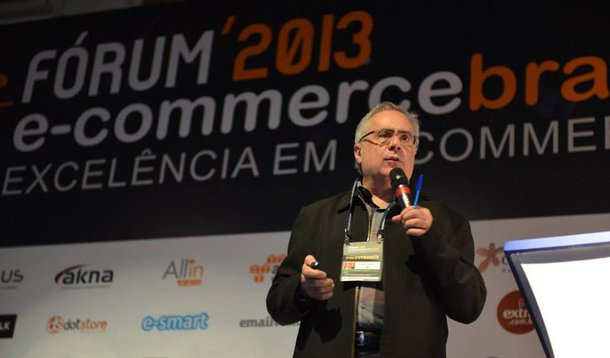 Colunista diz que, por trás desse clima, há uma guerra política inaugurada em 2005 “que, quase nove anos depois, continua sacrificando a notícia no altar das disputas partidárias”