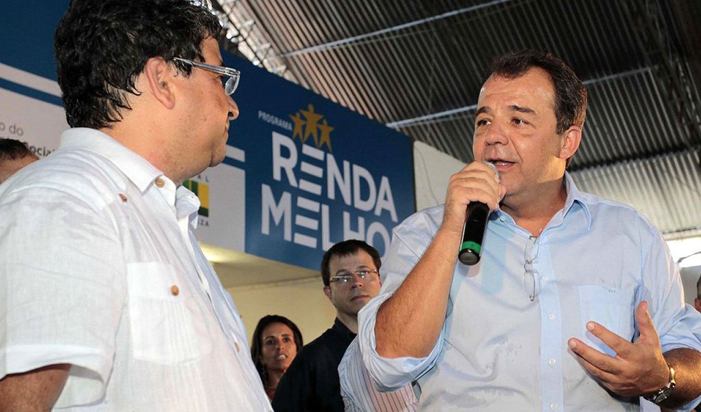 Governador do Rio decidiu exonerar na próxima sexta-feira os 700 petistas que fazem parte de seu governo; mas presidente do PT vai se encontrar com peemedebista nesta manhã para antecipar saída oficial de seu governo; cargos devem ser preenchidos por eventuais apoiadores da campanha do pré-candidato do PMDB ao governo do Rio, o vice Luiz Fernando Pezão