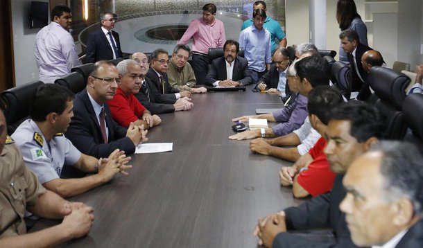 Representantes dos policiais militares do Distrito Federal vão anunciar decisão da categoria de rejeitar a proposta de reajuste salarial de 22% oferecida pelo governador Agnelo Queiroz (PT); nessa manhã, cerca de 14 mil policiais e bombeiros rejeitaram a proposta do governo distrital de reajuste nos benefícios; "Houve 100% de rejeição pelas 14 mil pessoas presentes à assembleia", disse o sargento Manoel Sansão Alves Barbosa, vice-presidente da Aspra-DF; para e entidade, é necessário acabar com o "fosso salarial entre um coronel e um soldado"