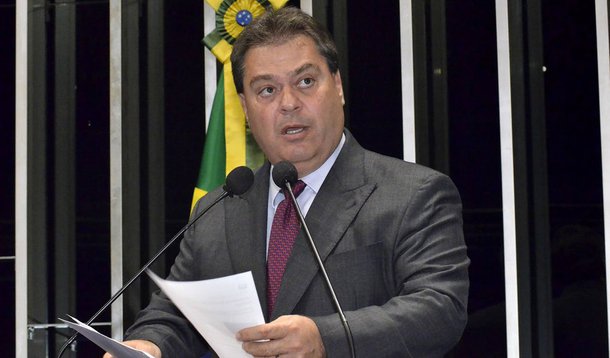 O presidente do tribunal, João Augusto Ribeiro Nardes, procurou lideranças do Senado, para avisar que está disposto a não empossar Gim Argello, caso o Congresso aprove sua indicação; "nesse contexto, ao presidente do TCU, responsável pela posse, compete, ouvido o Plenário, avaliar todos os requisitos exigíveis, entre eles idoneidade moral, reputação ilibada, notórios conhecimentos jurídicos, contábeis, econômicos e financeiros ou de administração pública", diz nota emitida pelo tribunal