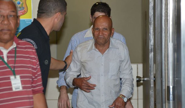 Um homem de 70 anos de idade, identificado como Abdias Soares, foi autuado em flagrante pelo Departamento de Polícia Legislativa da Câmara dos Deputados, onde está sendo ouvido desde as 10h30; ninguém se feriu