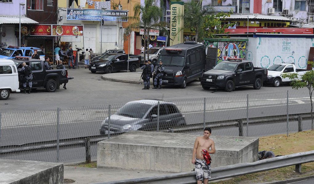 Policiais da Unidade de Polícia Pacificadora (UPP) da Rocinha foram recebidos a tiros por criminosos, quando estavam em patrulhamento na Estrada da Gávea, na localidade conhecida como Dioneia, perto da Curva do S; os policiais revidaram, mas ninguém ficou ferido no tiroteio; na ação, um veículo policial foi atingido em uma das portas; o policiamento foi reforçado na região em busca dos bandidos