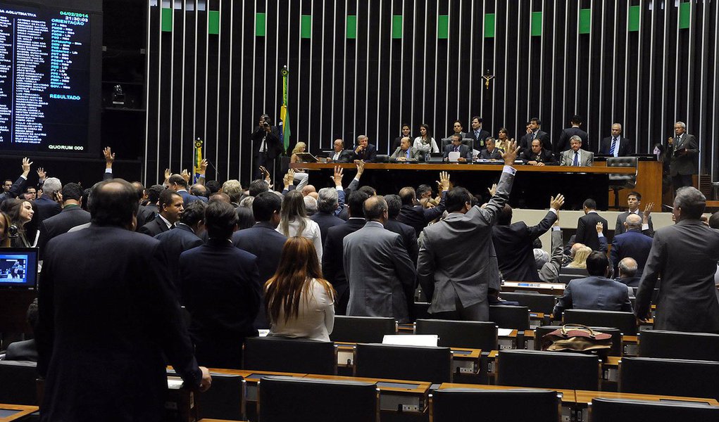 Os chamados honorários de sucumbência são devidos à parte que ganhar um processo na Justiça e são pagos por quem perdeu a causa; atualmente o dinheiro fica com a União; PP e PMDB queriam retirar esse ponto do texto, que também não tem o aval do governo