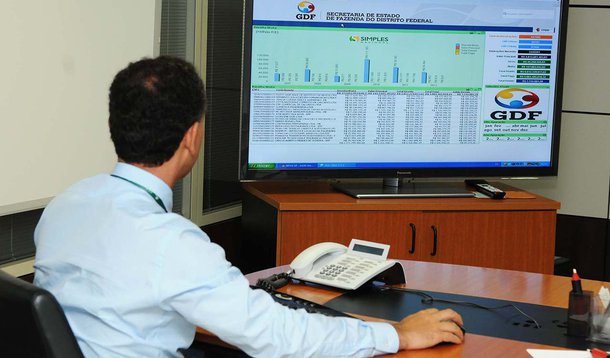 A arrecadação de impostos e outras receitas no Distrito Federal atingiu o montante de R$ 10,7 bilhões, o que corresponde a um crescimento de 5,6% (descontada a inflação) em relação ao mesmo período do ano passado; o aumento se deu sem a elevação de alíquotas ou criação de novos impostos 