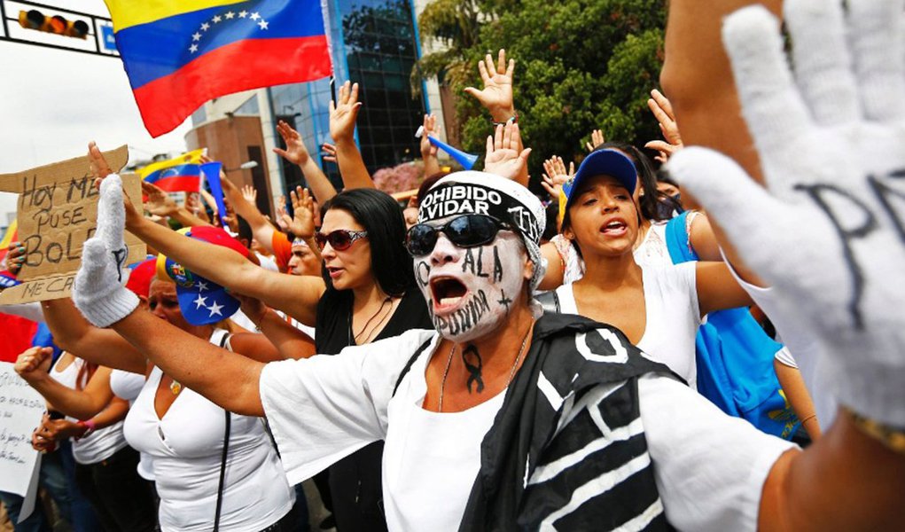 A orientação é do Itamaraty; de acordo com o Ministério das Relações Exteriores, não há qualquer registro de brasileiros envolvidos nos protestos, presos ou em situação semelhante