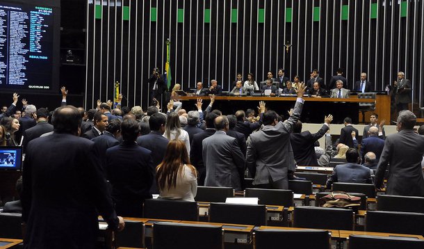Os chamados honorários de sucumbência são devidos à parte que ganhar um processo na Justiça e são pagos por quem perdeu a causa; atualmente o dinheiro fica com a União; PP e PMDB queriam retirar esse ponto do texto, que também não tem o aval do governo
