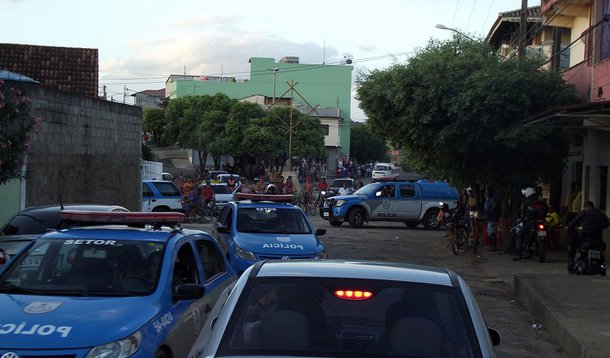 O Ministério Público e a Polícia Militar fazem uma operação para prender 16 suspeitos de tráfico de drogas no estado do Rio; De acordo com o Ministério Público, o grupo vendia maconha e cocaína na cidade de Teresópolis, na região serrana; A droga era obtida por meio de contatos com criminosos da capital