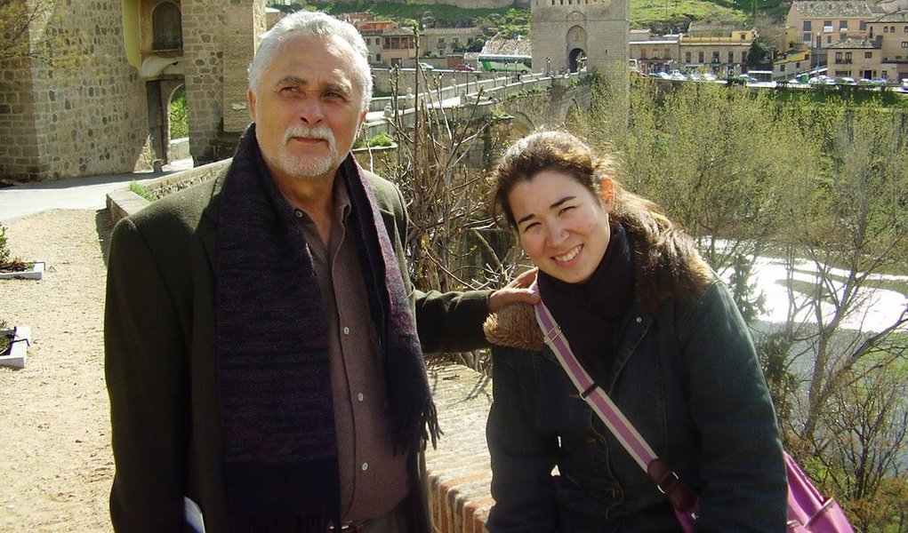 "Hoje eu tenho certeza de que muitas e muitas pessoas estão pensando em você. E estas pessoas estão agradecendo a sua existência, o dia em que você nasceu, porque nesse dia certamente o mundo ficou muito melhor. Ficou melhor, ficou mais ético, ficou mais humano e ficou mais generoso. Ficou genuinamente melhor. Porque você é assim, isso e mais um pouco, tudo junto e misturado, abrindo com a força de mil leões os caminhos mais difíceis", diz Miruna, na mensagem em que presta homenagem ao pai José Genoino