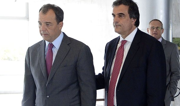 O governador do Rio de Janeiro, Sérgio Cabral (PMDB), se reúne, com o ministro da Justiça, José Eduardo Cardozo e chefe do Estado Maior das Forças, general José Carlos Nardi, a fim de planejar as ações da Força Nacional de Segurança, após os ataques a policiais e a UPP nas comunidades do Rio; o encontro ocorre no Centro Integrado de Comando e Controle (CICC), região central da capital fluminense