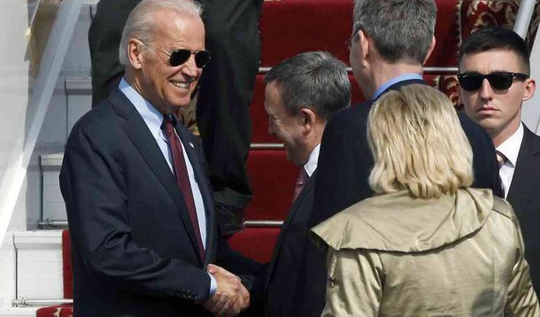 Vice-presidente dos EUA disse que o governo norte-americano está pronto para ajudar a economia da Ucrânia, mas alertou que eles devem combater o "câncer" da corrupção endêmica: "Vocês estão a uma mês do que eu respeitosamente sugiro... que possa ser a eleição mais importante da história da Ucrânia"