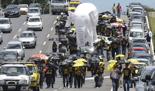 Policiais federais de todo o país pretendem intensificar, a partir desta terça-feira amanhã (11), em Brasília, as ações da categoria por reajuste salarial e melhores condições de trabalho; em alusão à burocracia do setor público, a Federação Nacional dos Policiais Federais (Fenapef) pretende levar à capital federal, na próxima quarta-feira (12), balões infláveis brancos em formato de elefante