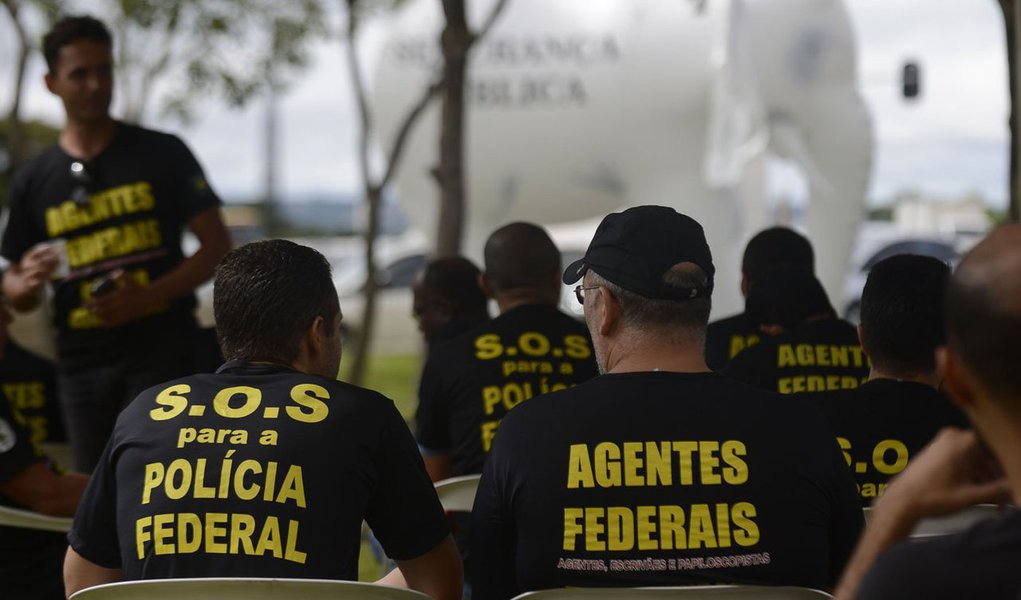 A categoria exige reestruturação de carreira, através do reconhecimento dos cargos de nível superior na corporação; de acordo com o Sindicato dos Policiais Federais no Estado do Paraná (Sinpef-PR), 80% do efetivo deve aderir à paralisação em Curitiba; a paralisação deve durar 24 horas