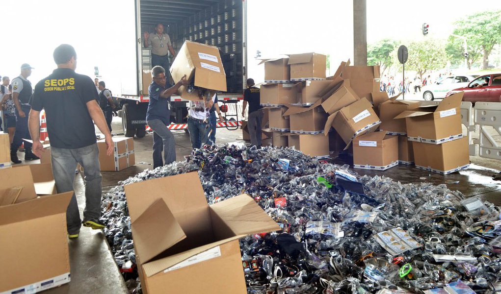 No Dia Nacional de Combate à Pirataria, cerca de 850 mil produtos piratas avaliados em R$ 450 mil foram destruídos na Rodoviária do Plano Piloto, que corta a capital federal, Brasília (DF); na ação, mais de 800 mil CDs e DVDs falsificados, além de 7,5 mil óculos, 1,2 mil relógios e 50 brinquedos foram esmagados por um rolo compressor; os produtos somavam mais de três toneladas