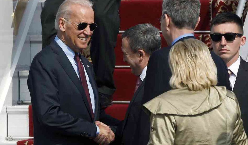 Vice-presidente dos EUA disse que o governo norte-americano está pronto para ajudar a economia da Ucrânia, mas alertou que eles devem combater o "câncer" da corrupção endêmica: "Vocês estão a uma mês do que eu respeitosamente sugiro... que possa ser a eleição mais importante da história da Ucrânia"