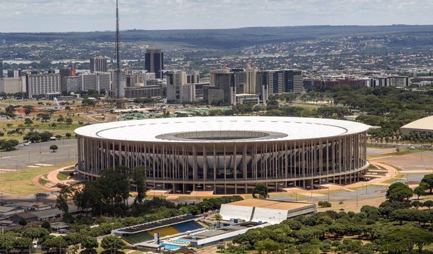 Estádio Nacional de Brasília receberá ao todo investimentos de R$ 315 milhões em sustentabilidade; serão R$ 15 milhões na instalação das placas solares na cobertura do estádio e R$ 300 milhões na construção de um sistema de captação da água da chuva; objetivo é tornar o estádio uma "ecoarena", sendo a primeira do mundo a ter a certificação de sustentabilidade Ledd Platium