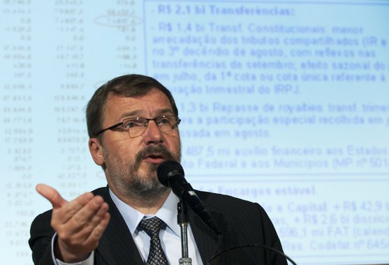 "Vamos divulgar o resultado de abril no final do mês de maio, mas as informações que temos nos levam a dizer com tranquilidade que nós atingimos a meta do quadrimestre", disse o secretário do Tesouro Nacional, Arno Augustin, à imprensa