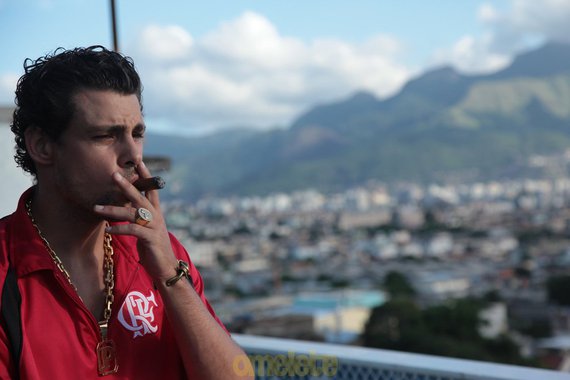 Drama é ambientado num dos maiores complexos de favelas do Rio de Janeiro, que foi palco de uma gigantesca ocupação policial-militar há quatro anos