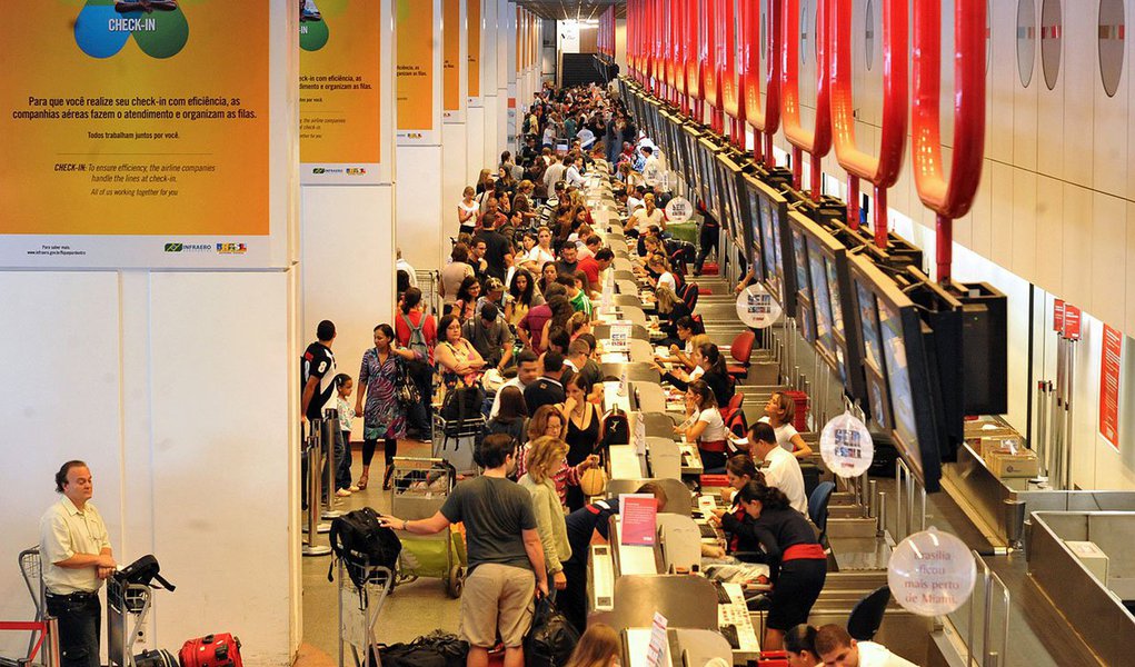 O Aeroporto Juscelino Kubistchek registrou em 2013 movimento de 16.610 milhões de passageiros, um aumento de 4,5% em relação ao ano de 2012, quando 15.892 milhões de pessoas circularam pelo terminal; o número inclui embarques, desembarques, conexões e outras atividades