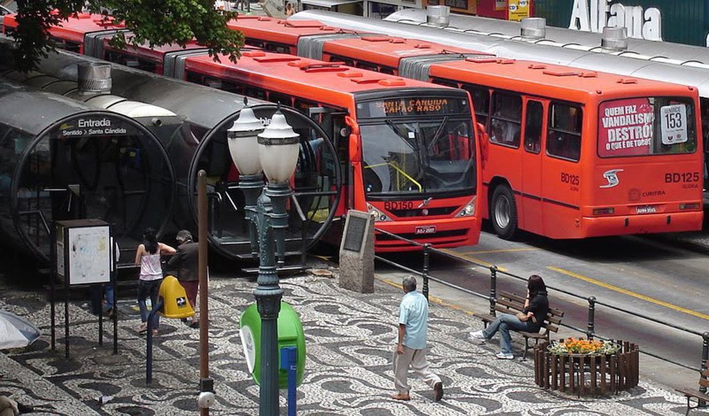 Chega ao fim a negociação sobre o subsídio para o transporte coletivo da Região Metropolitana de Curitiba; o subsídio será de R$ 6 milhões mensais; desse forma, será mantido o preço da passagem congelado, em R$ 2,70, para a população