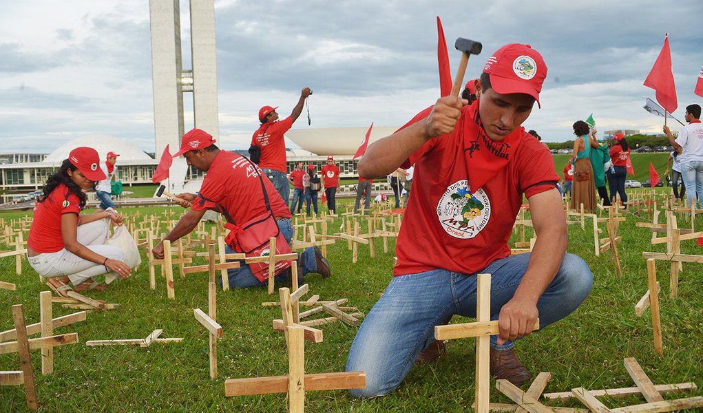 Movimento dos Trabalhadores Rurais Sem Terra, Movimento de Mulheres Camponesas e o Movimento dos Pequenos Agricultores lembraram, nesta segunda (31), os camponeses que foram perseguidos e torturados durante o regime militar; em homenagem a eles, foram colocados 1.196 crucifixos na Esplanada dos Ministérios, número equivalente ao que os movimentos consideram ter sido o de camponeses assassinados naquele período
