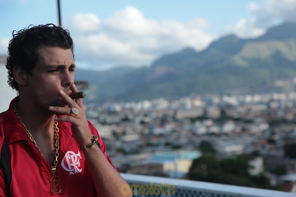 Drama é ambientado num dos maiores complexos de favelas do Rio de Janeiro, que foi palco de uma gigantesca ocupação policial-militar há quatro anos