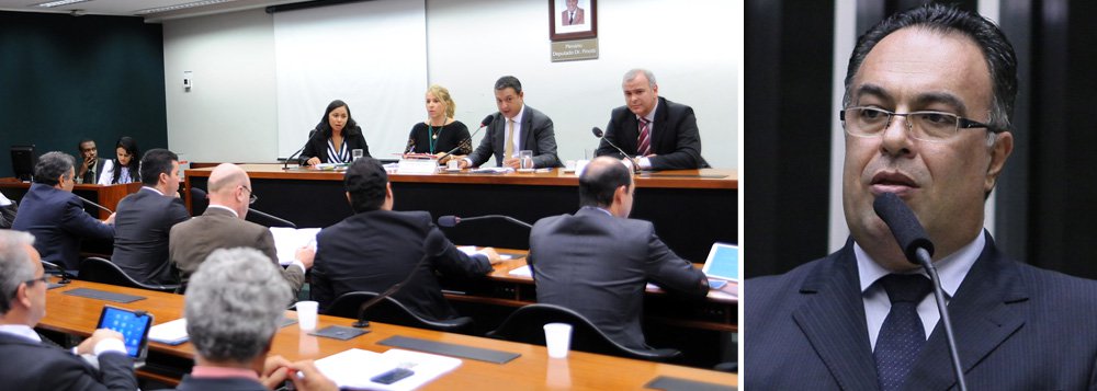 Deputados aprovam relatório preliminar do deputado Júlio Delgado (PSB-MG), que estabelece a abertura do processo disciplinar contra o ex-vice-presidente da Câmara; reunião havia sido suspensa em decorrência do início da Ordem do Dia no Plenário, mas com o início de uma sessão extraordinária, pôde ser retomada; houve no total 12 votos, um a mais que o necessário para o prosseguimento do processo contra o deputado licenciado André Vargas, acusado de envolvimento com o doleiro Alberto Youssef; a partir do dia em que for notificado, o ex-petista terá dez dias para apresentar sua defesa