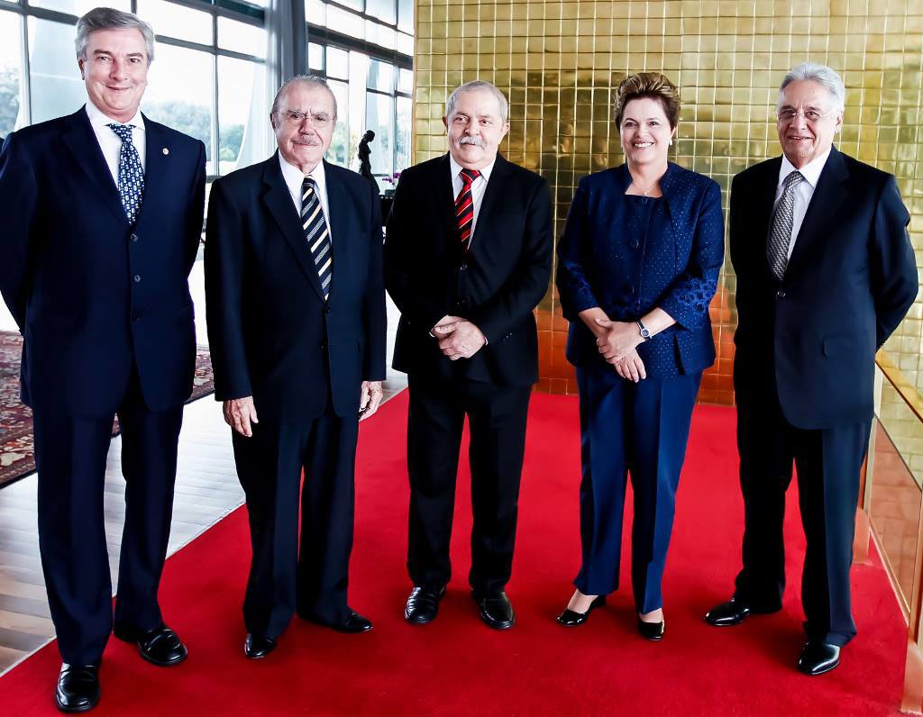 Os ex-presidentes José Sarney, Fernando Collor de Mello, Fernando Henrique Cardoso e Luiz Inácio Lula da Silva foram convidados e aceitaram acompanhar a presidenta Dilma Rousseff aos funerais de Nelson Mandela; comitiva presidencial parte do Rio de Janeiro na segunda-feira (9); Fernando Collor deve ir também, mas ainda não é presença confirmada 