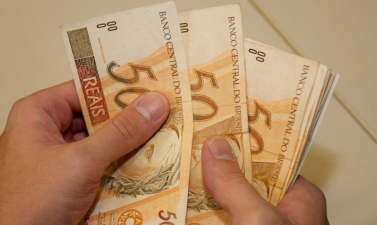 Estimativa é do Departamento Intersindical de Estatística e Estudos Socioeconômicos (Dieese) divulgada hoje (26); a partir de 1º de janeiro, o salário mínimo passa de R$ 678 para R$ 724 – reajuste de 6,78%; de acordo com o Dieese, 48,2 milhões de pessoas têm o rendimento atrelado ao salário mínimo; novo valor do rendimento mínimo permite, segundo os cálculos do Dieese, a compra de 2,23 cestas básicas; segundo a entidade, é a maior relação de poder de compra desde 1979