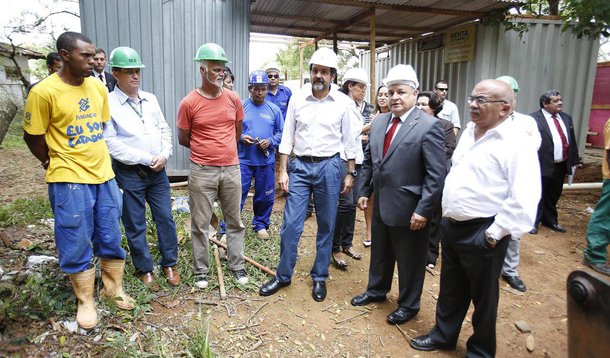 O governador Agnelo Queiroz assinou, durante solenidade, ordem de serviço para dar início aos trabalhos; a expectativa é que sejam construídos, além desse, mais 11 centros de triagem, que apoiarão os 1,5 mil catadores que fazem parte das 32 cooperativas cadastradas no Serviço de Limpeza Urbana 